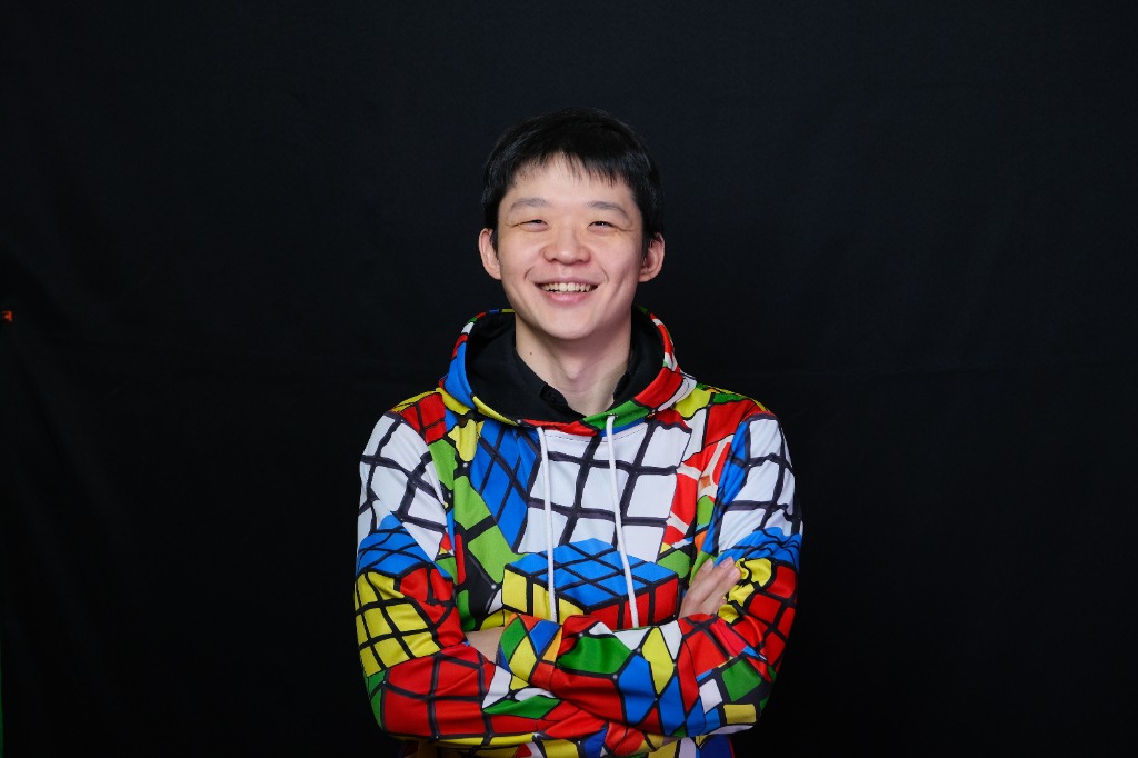 李孟一穿著魔術方塊圖案上衣的人像