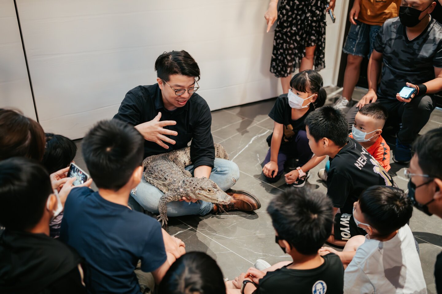 蝌蚪老師在蝌蚪池塘向親子介紹動物的教學紀錄